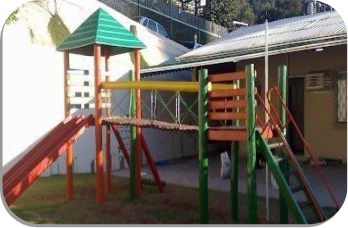 Playground Com Coberta De Fibra